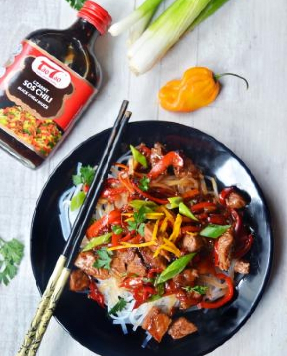 Beef with peppers in spicy sauce