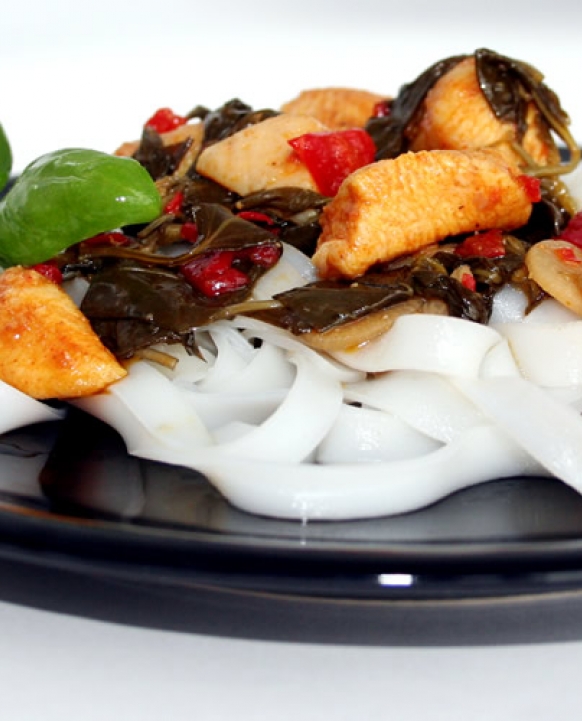 Makaron ryżowy z kurczakiem w bazyli i chili