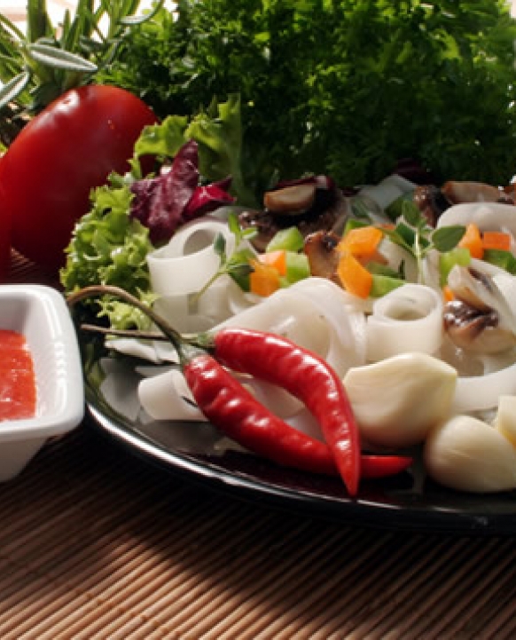 Sałatka z makaronem ryżowym wstążki i czosnkowym sosem chili