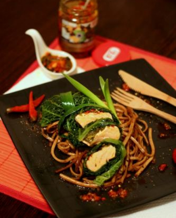 Piekielne gołąbki łososiowe z mixem Bazylia&chili podane na makaronie soba