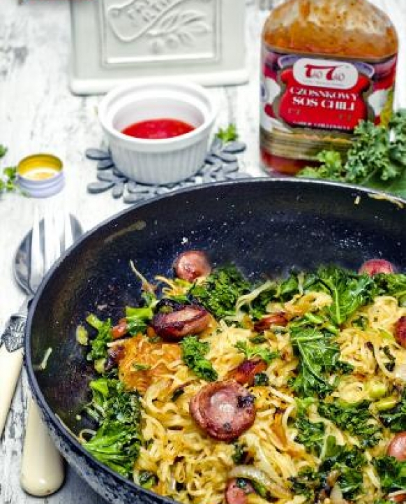 Pikantny makaron chow mein TaoTao z kiełbasą z sosem chili czosnkowym TaoTao
