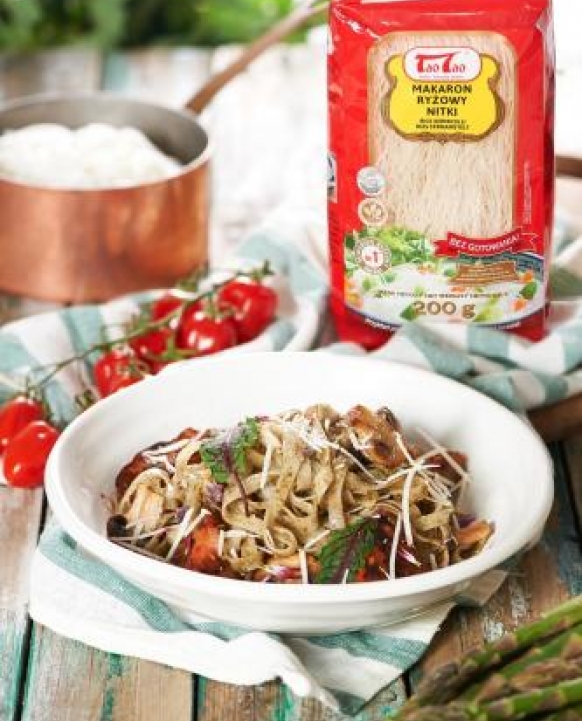 Wstążki ryżowe z pesto pietruszkowym