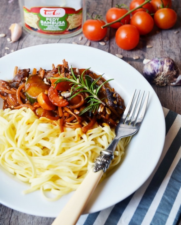 Makaron z wołowiną i pędami bambusa