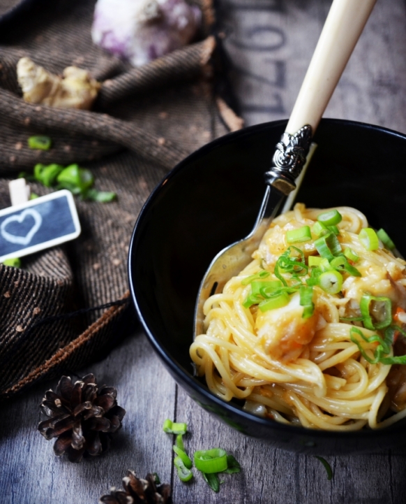 Smażony makaron z dorszem na ostro
